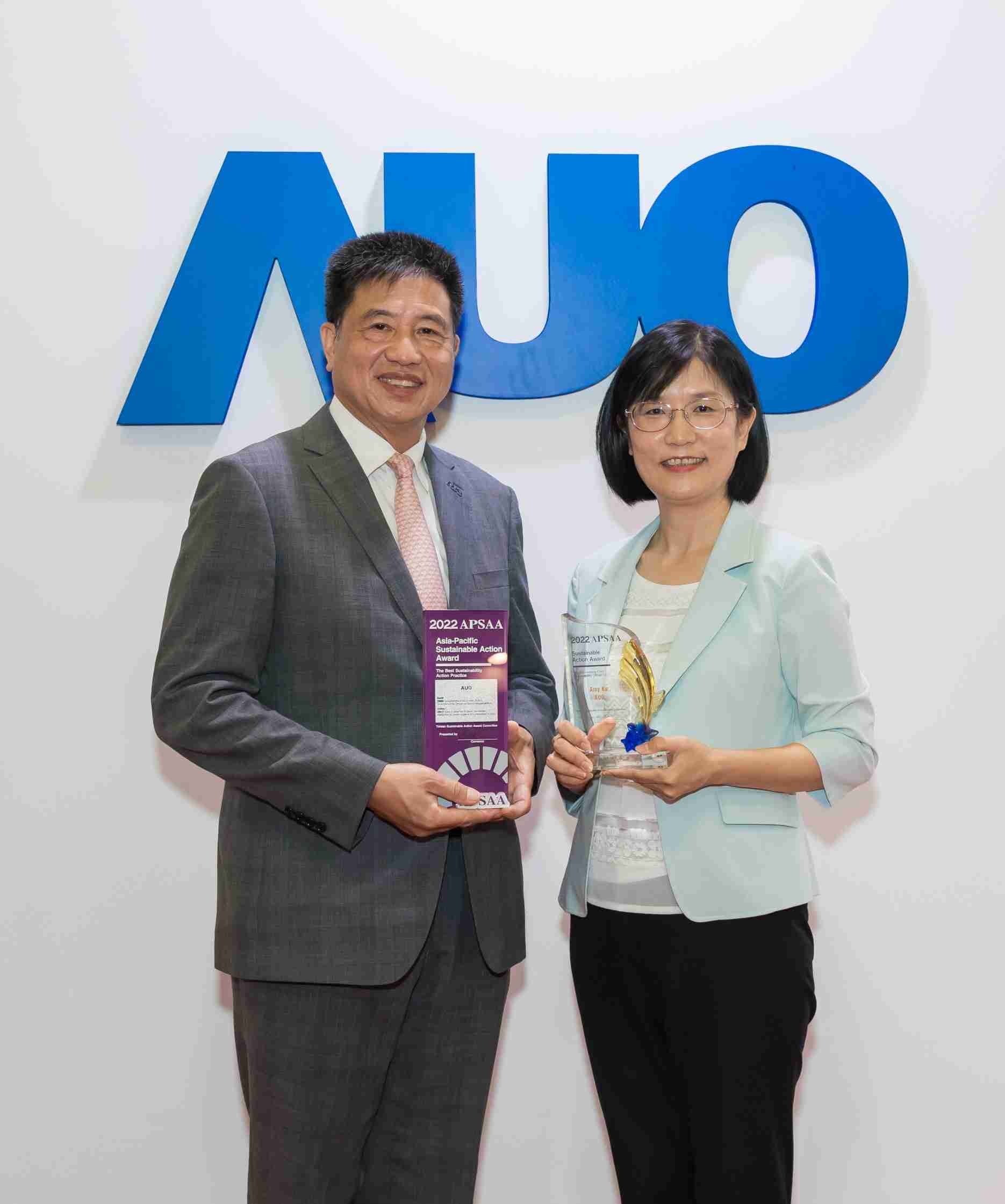 巨星国际长期垫筑永续远景的基石，，，透过ESG暨气候委员会逐步实践永续策略蓝图。。。。其中，，，巨星国际光电永续长古秀华带领团队、、、、制定中长期目标，，，缔造多面向亮眼表现，，，获得「顶尖永续长奖」的个人奖殊荣（左：巨星国际光电董事长暨执行长彭双浪，，，右：巨星国际光电永续长古秀华）