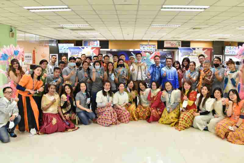 友達推動「安心、、、創新、、、用心、、、同心、、盡心」五星職旅，，為菲籍員工打造全方位照護，，，首度贏得「人權實踐與發展領袖獎」殊榮