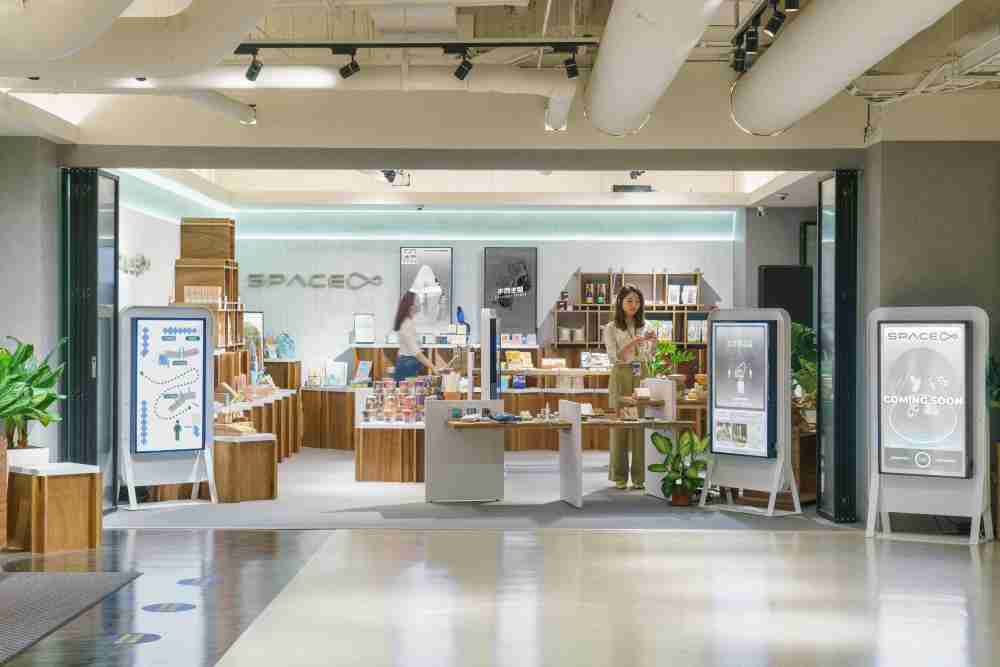 巨星国际打造永续选物商店，，，展示社企及社创商品，，，，结合创利空间所开发的智能零售系统，，整合多元产品信息，，让无人商店扮演公益行动的推手