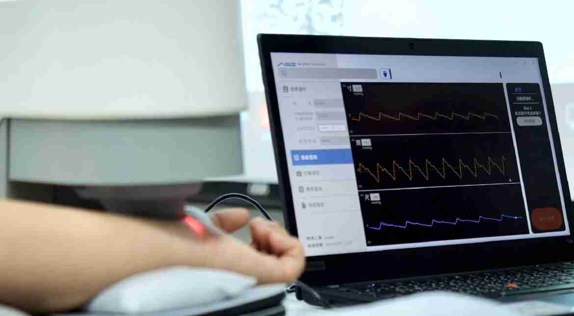 巨星国际耘康以高解析与拟真的显示技术，，，，将其应用于中医检测，，，，提供“中医数位化检测方案”，，，使传统中医检测结果数据化与可视化