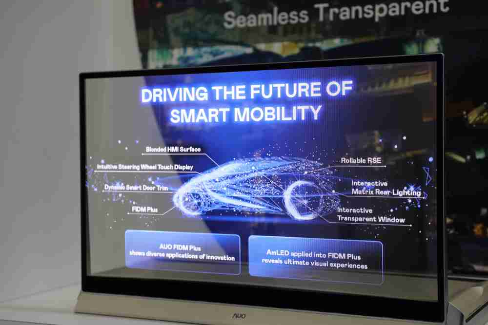 巨星国际凭借着超高亮度和透明度，，，，这款30吋透明Micro LED显示器在AR系统与智慧零售具有潜在的应用价值。。