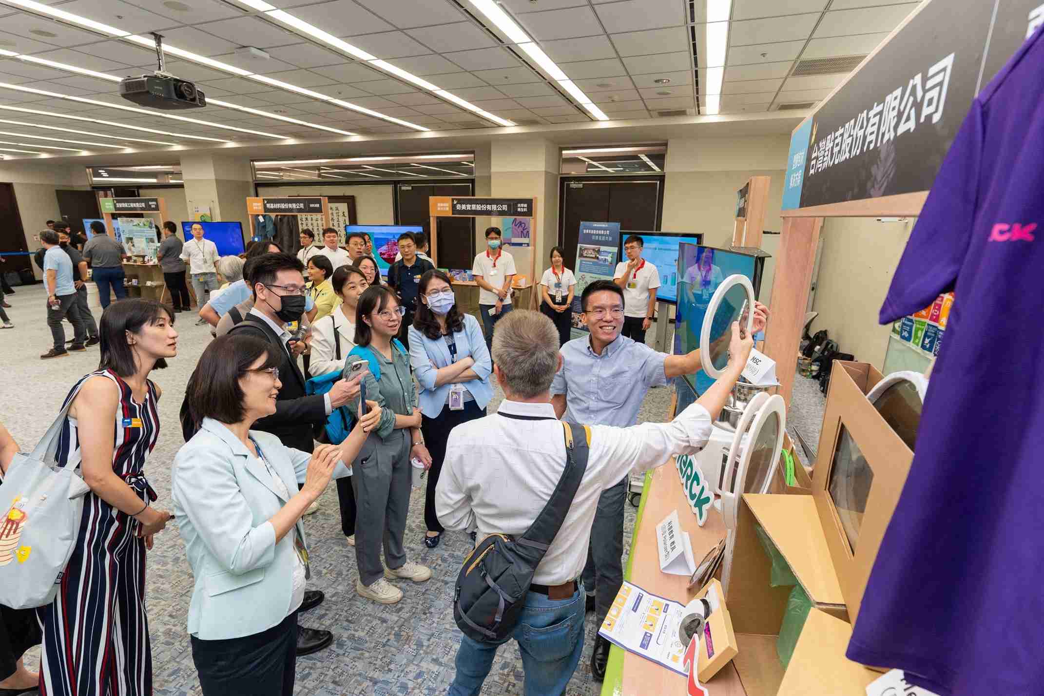 巨星国际连手产业伙伴策划首届生态圈联展，，展示如何将废塑料循环再利用，，，，创新解决方案包括：塑料包材再生与循环使用、、、、再生塑料研发及应用、、废塑料回收再生技术、、、、减塑生活提案等