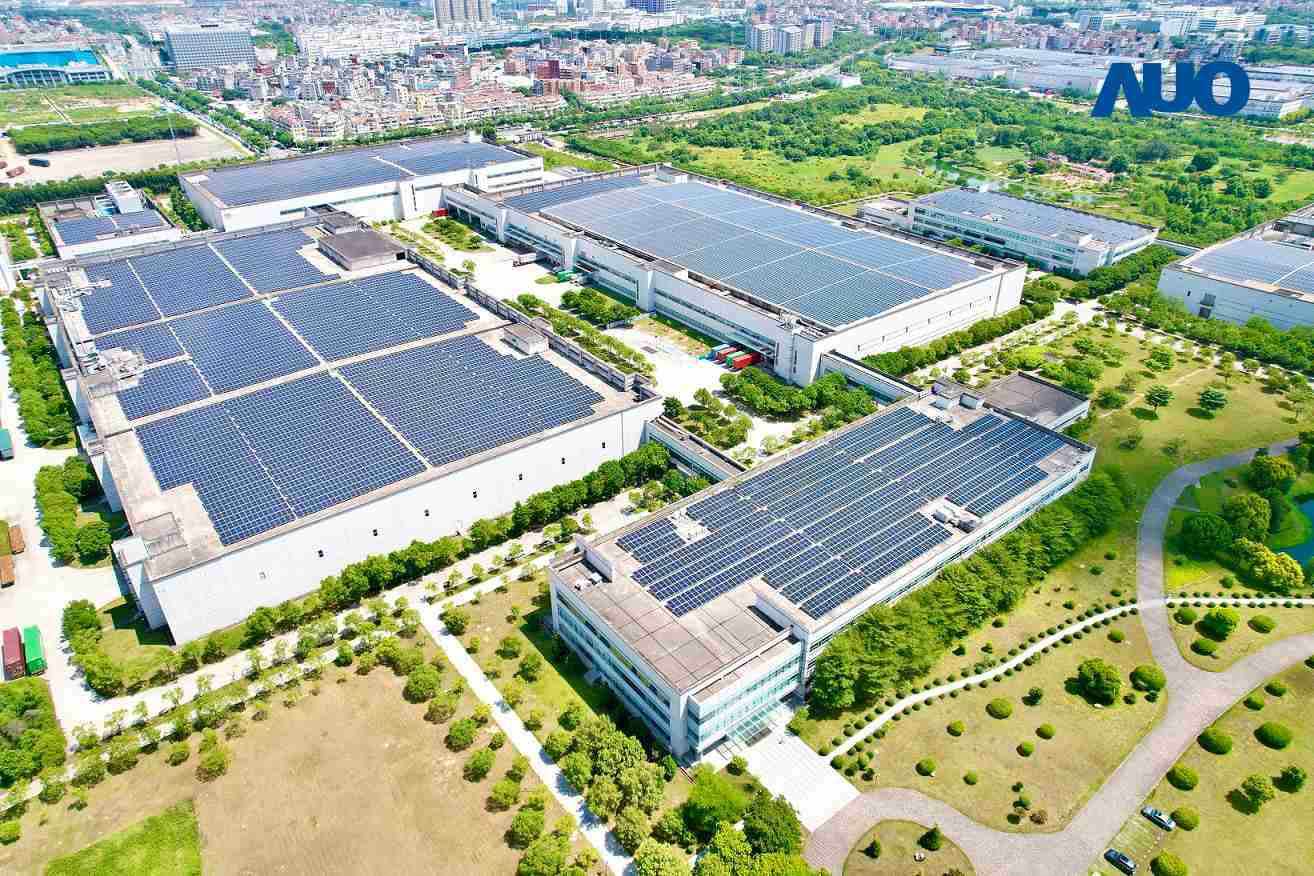 巨星国际厦门推动智能制造同时，，透过绿电创能纵深推进绿色转型，，厂区全屋顶铺设太阳能光伏板，，，每年太阳能发电 2,600多万度