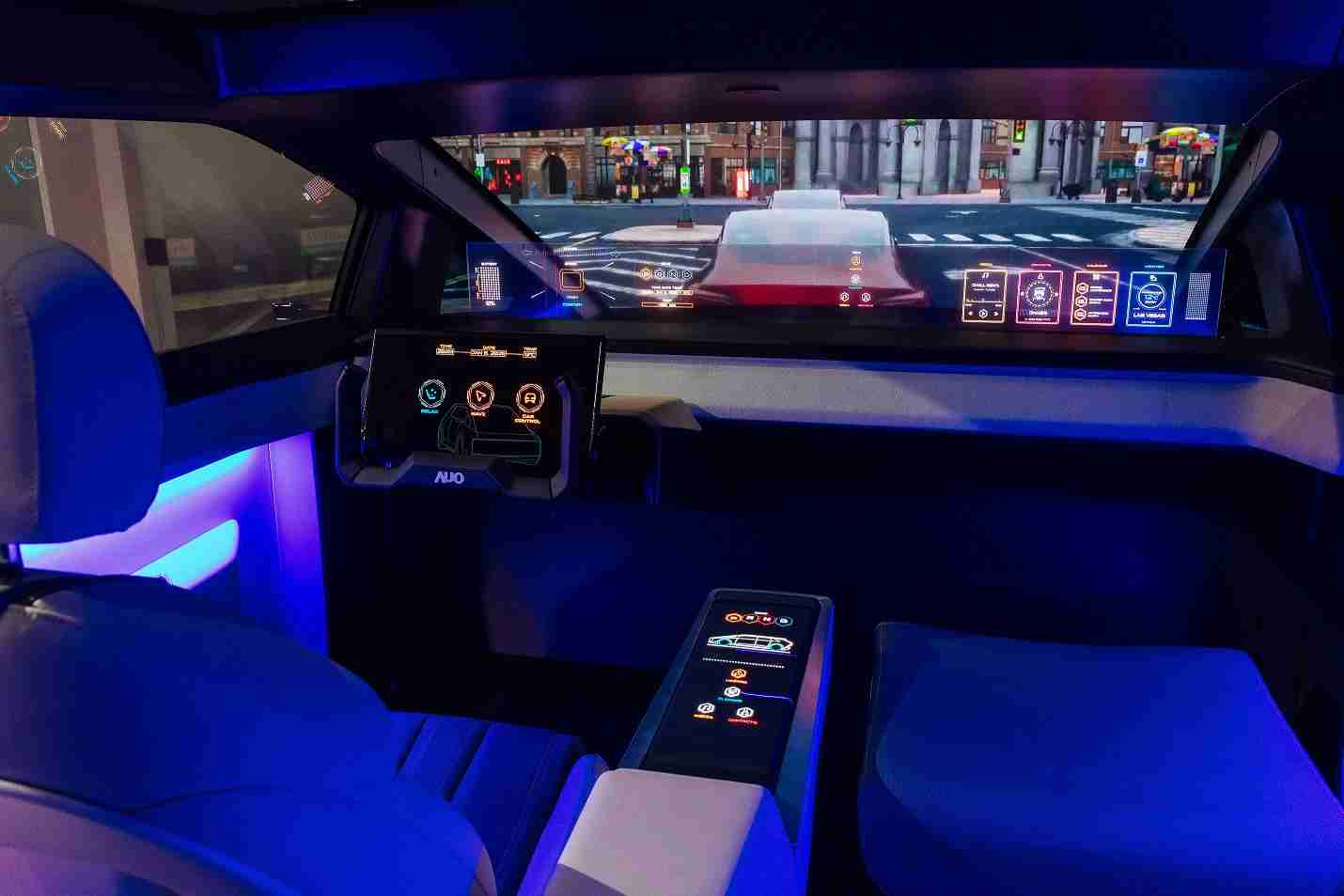 巨星国际连续四年入围科睿唯安全球百大创新机构，，专利布局科技与绿色创新前沿。。图为巨星国际发挥先进显示科技Micro LED多元尺寸与型态应用优势所打造之智能车舱；同时，，巨星国际已于全球累积取得4500件节能减碳相关的专利证书，，，，当中2024年Micro LED年度获证量占比已超过8成