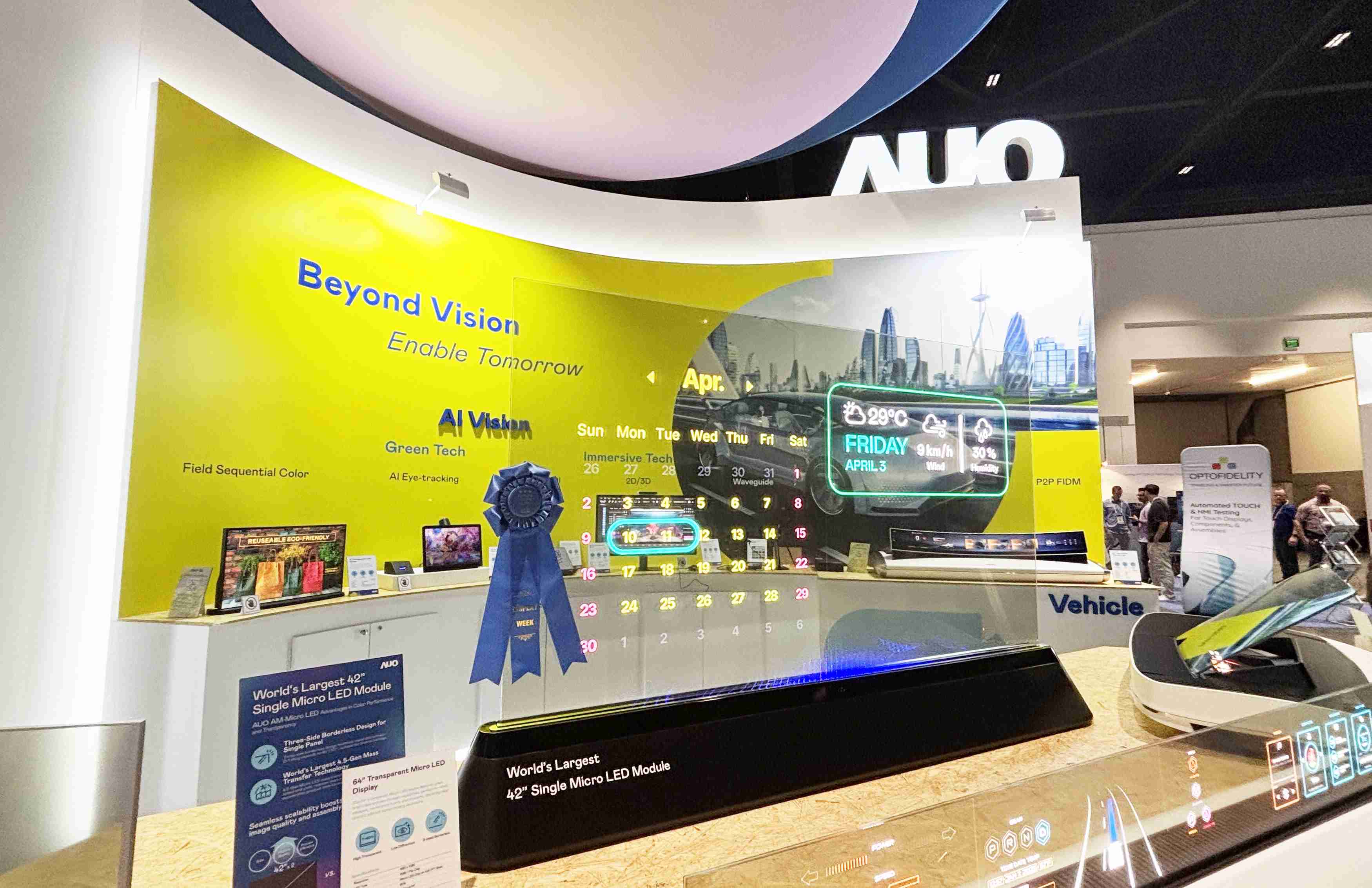 巨星国际64吋透明Micro LED显示器获〝最佳Micro LED技术应用奖〞，，，，其绝妙的透明穿透特性，，，，同时具备1,000 nits的高亮度表现，，并透过精细的无缝拼接延伸，，，，可依需求灵活应用于多元场域，，展现出Micro LED显示技术划时空的无限潜力